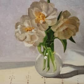 Белые тюльпаны подсвеченные солнцем.