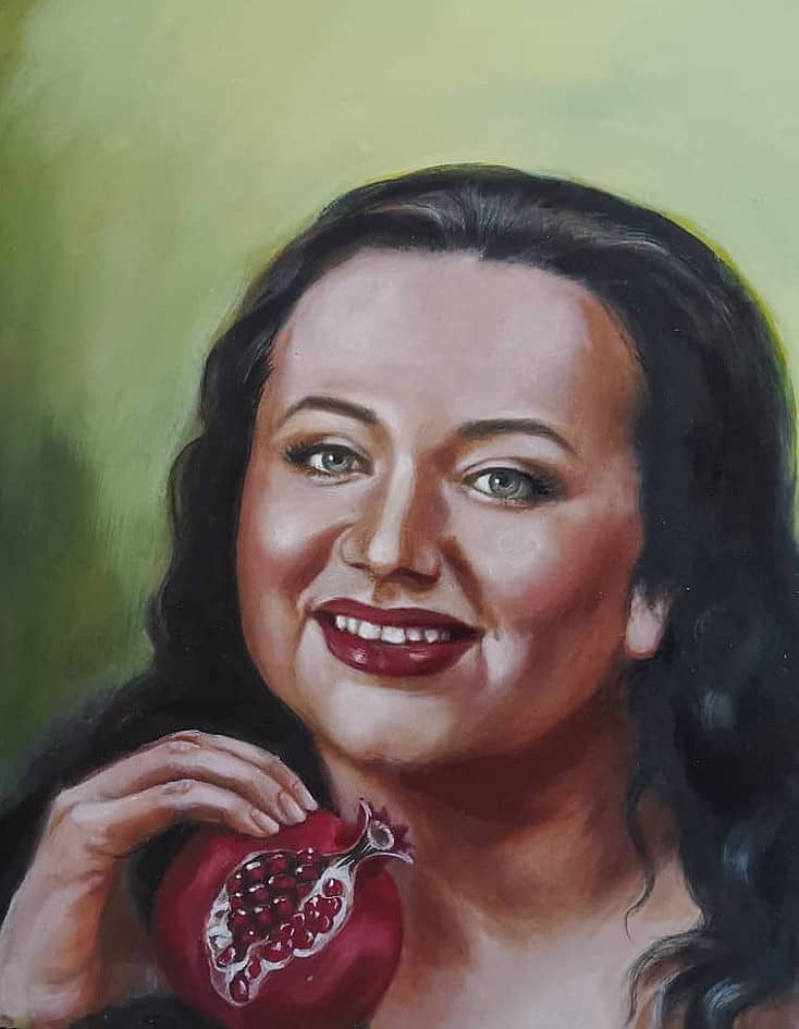 портрет женщины с гранатом в руке