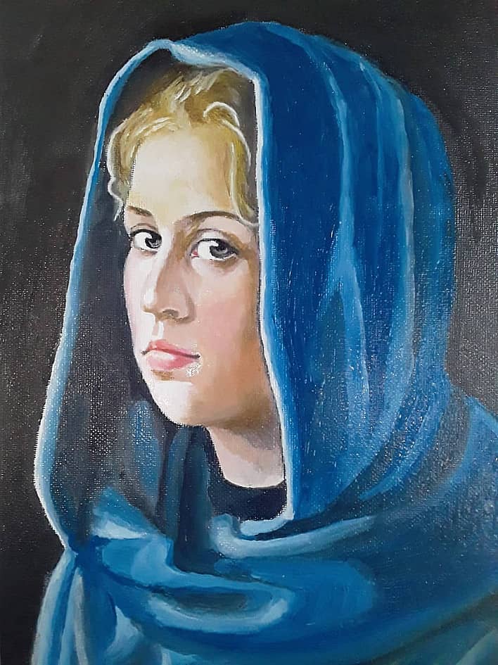 Девушка в капюшоне