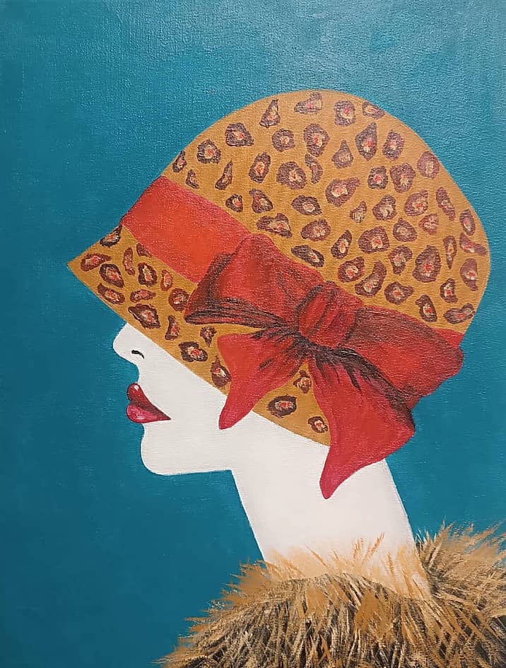 Девушка в леопардовой шляпе с красным бантом