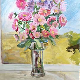 Астры в стеклянной вазе на окне