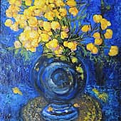 Желтые цветы в синей вазе.