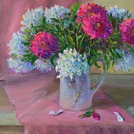 Пионы в кувшине на столе