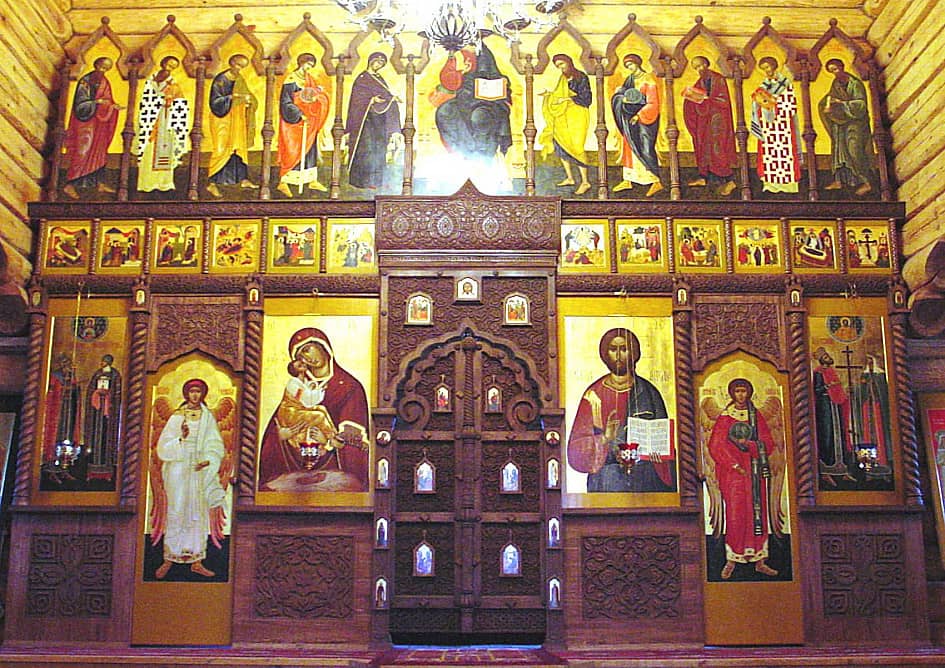 Иконостас  Почаевской церкови в Митино. Резьба и иконы.