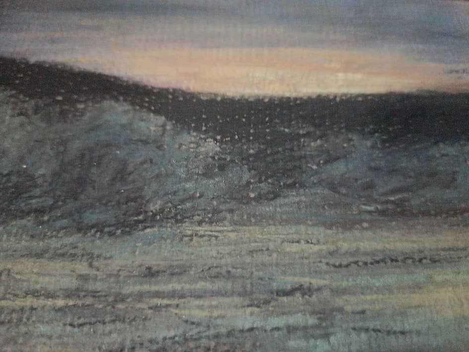 Закат солнца за сопкой. Темнеет.