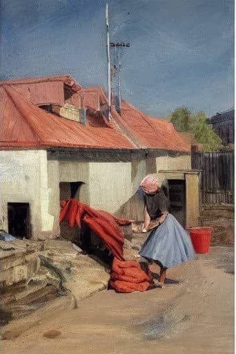 женщина стирающая белье на улице своего дома