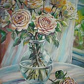 У окна розы в вазе.