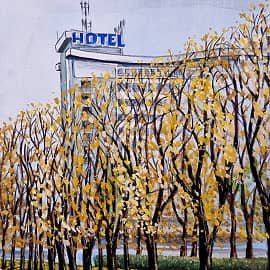 Около гостиницы осенью