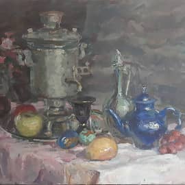 С самоваром, синим чайником и фруктами