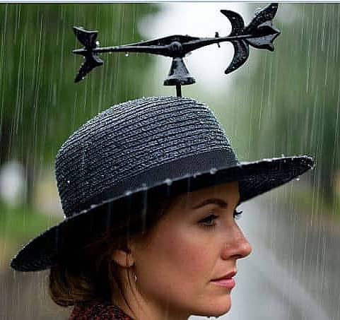 Шляпа с флюгером под дождём