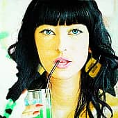 Портрет девушки с соком