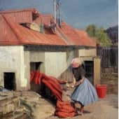 женщина стирающая белье на улице своего дома