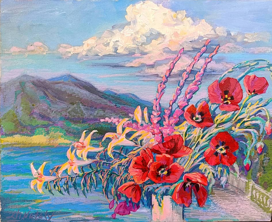 Маки, лилии, облако над морем, горы, набережная, Геленджик. Серия натюрморт под открытым небом