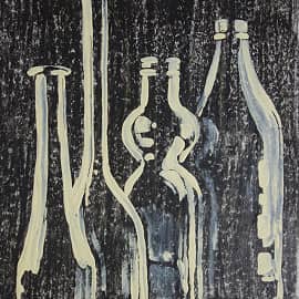 Бутылки на чёрном фоне